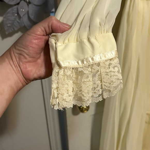Vintage Cream Lace Dress - Picture 9 of 14